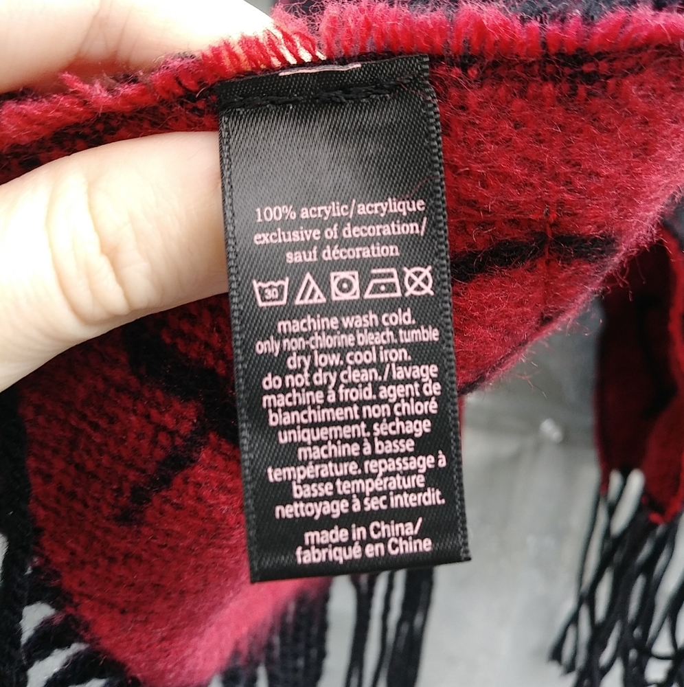 Victoria's Secret Heart Blanket Scarf - Picture 4 of 6